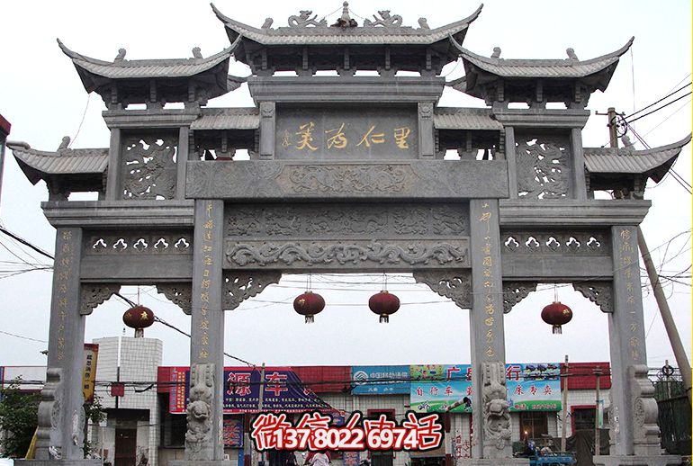 青石仿古建筑三門(mén)斗拱村莊口牌樓石雕