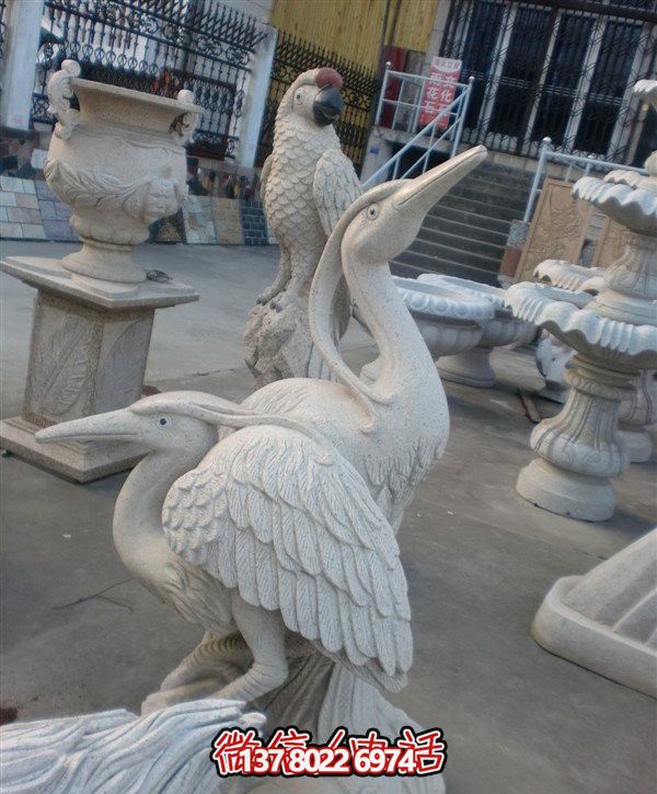 公園大理石石雕臥著的仙鶴雕塑 公園大理石石雕臥著的仙鶴雕塑
