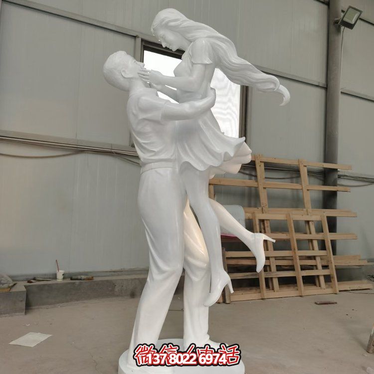 景點(diǎn)公園戶外擺放大型玻璃鋼仿石雕情侶人物雕像