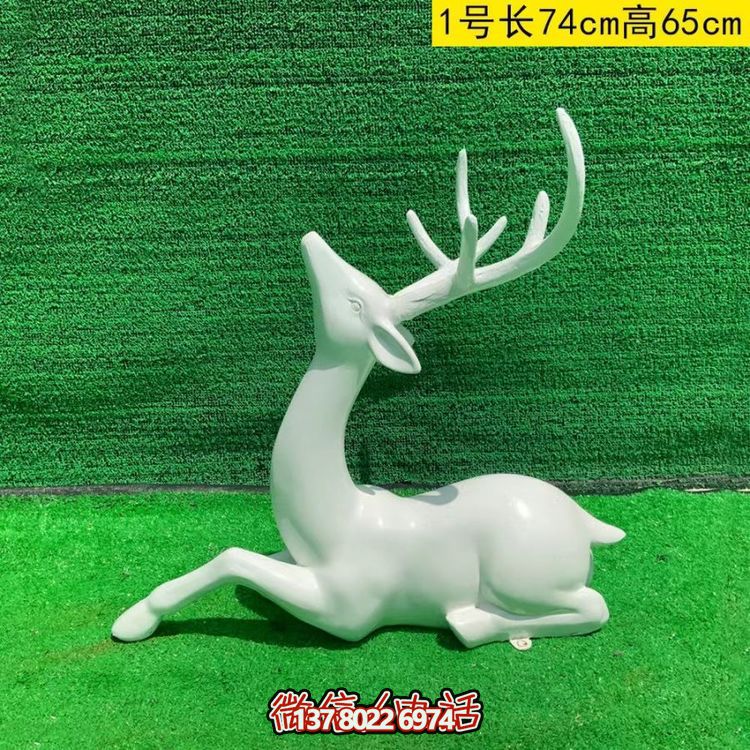 白色的梅花鹿，臥姿，仰頭，可上色