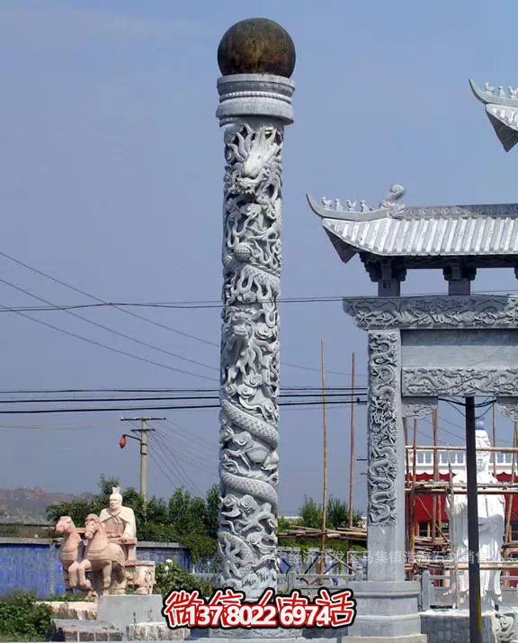 龍形浮雕的學(xué)院廣場(chǎng)擺放龍柱雕塑