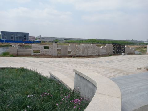 蘆葦湖景墻：鳴琴戴星，長(zhǎng)26米，高2